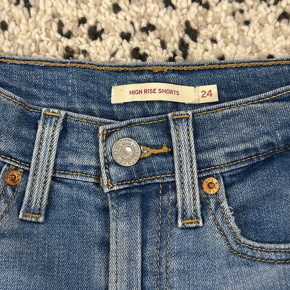 Levi's High Rise Shorts - Picture 3 of 7